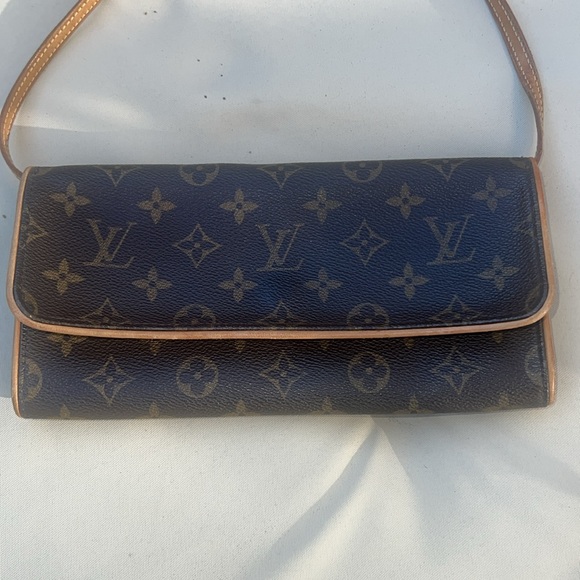 Louis Vuitton Pochette Twin GM crossbody bag. - Picture 9 of 11